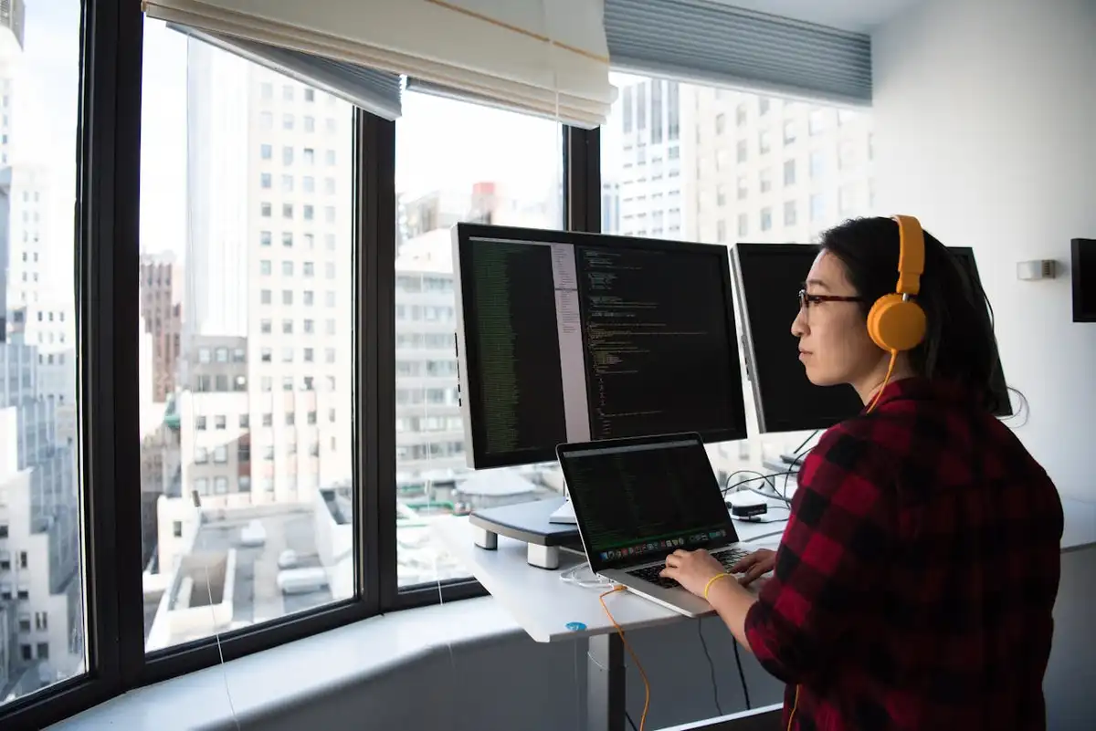 Studente al computer durante una lezione pratica